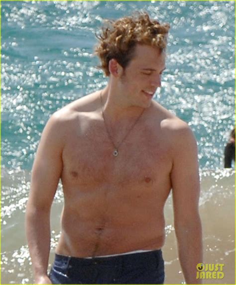 Finnick S Looking Fine Sam Claflin Goes Shirtless In Hawaii Photo
