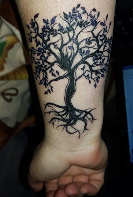 Tatuaggio albero spoglio sulla schiena, morire per rinascere @tatuagensedicas. Tatuaggio albero della vita: foto e significati!