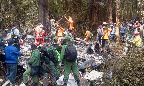 First Bodies Recovered From Indonesia Plane Crash Site Dtinews Dan