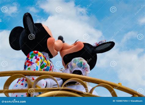 Mickey En Minnie Het Kussen In Magisch Koninkrijk In Walt Disney World