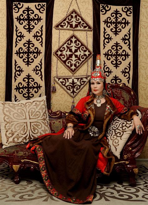 Maira Mukhamedkyzy – Kazakh opera singer in a national costume | Mantella