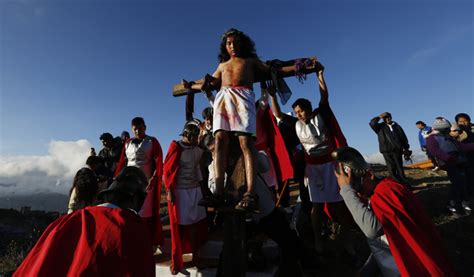 Pictured Latin America Remembers The Passion Of Christ Daily Mail Online
