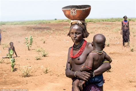 Massimo Rumi S Photographs Show Ethiopia S Omo Valley Tribesmen Daily