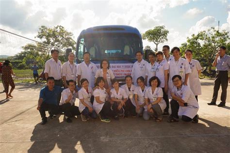 Nhiều bệnh nhân nhờ người thân, bạn bè tiếp tế thêm nhu yếu phẩm. Bệnh viện Trường Đại học Y - Dược Huế khám chữa bệnh nhân ...