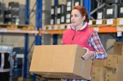 Fondo Una Mujer Cargando La Caja Foto E Imagen Para Descarga Gratuita