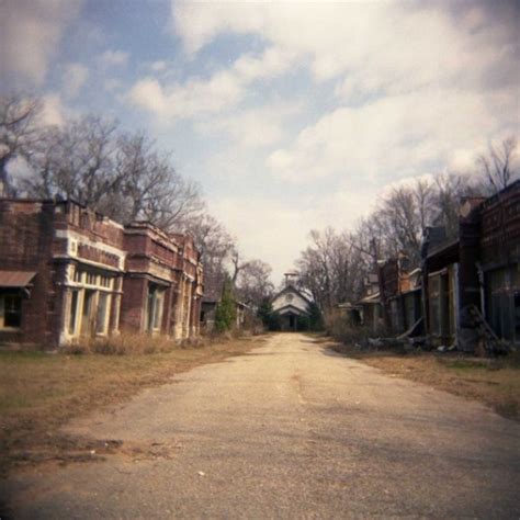 Deserted movie set used to film Big Fish - Photorator