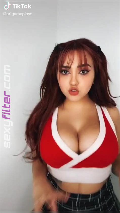 Abril Abdamari Garza Alonso Shows Cleavage And Bouncing Boobs In Seductive Crop Top