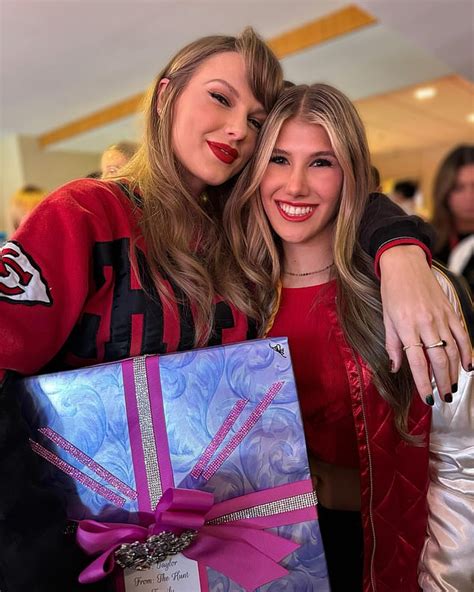 Taylor Swift Hangs Out With Chiefs Heiress Ava Hunt Who Ts Kansas