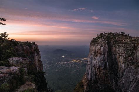 Angola at the beginning of the 21st century was a country ravaged by war and the related effects of land mines and malnutrition, and it was often dependent on the international community for the basics of survival. Dag15 : Lubango