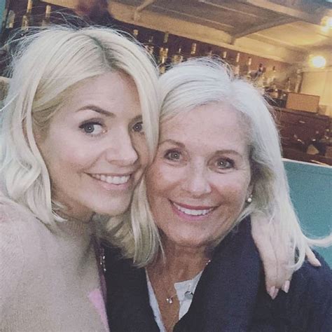 Holly Willoughby This Morning Star Sparks Frenzy With Snap Of