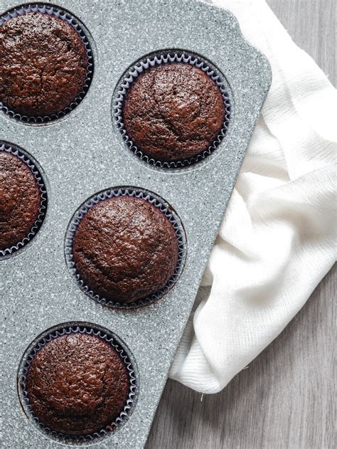 cómo hacer cupcakes de chocolate sencillos y esponjosos receta casera