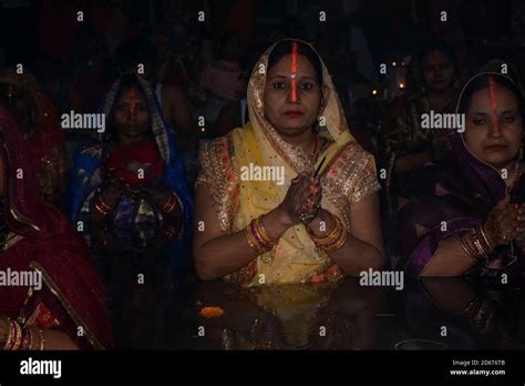 le donne indiane che eseguono pooja chhath è un antico festival indù vedic chhath parva foto