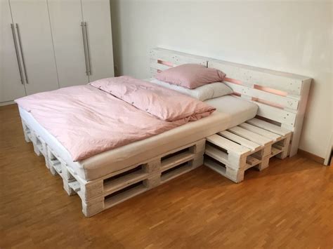 Für das einzelbett benötigen sie zwei bretter je 80 x 20 x 3 cm, eines für den nachttisch und eines für das fußende. Europaletten Bett Bauanleitung Diy Palettenbett ...