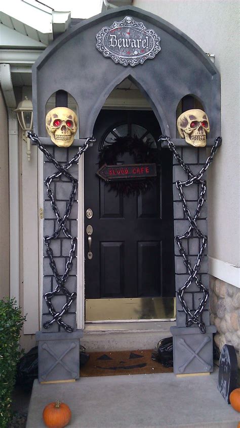 By tana smith | jun 1, 2015. Halloween Door & 30+ DIY Halloween Wreaths - How To Make ...