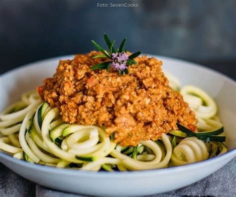 Rinse it under cool water. Zucchini-Zoodles mit Walnussbolognese | Rezept | Zucchini ...
