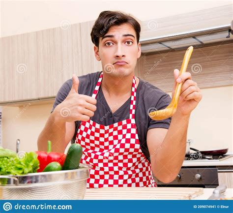 Cozinheiro Masculino Preparando Comida Na Cozinha Imagem De Stock