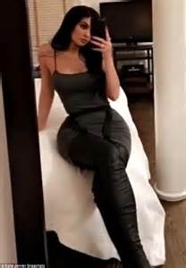 Kylie Jenners Waist Looks Impossibly Tiny On Snapchat Daily Mail Online