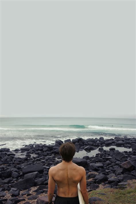 Gratis Billeder Mand Strand Hav Kyst Sand Klippe Ocean Horisont Person B Lge Surfer