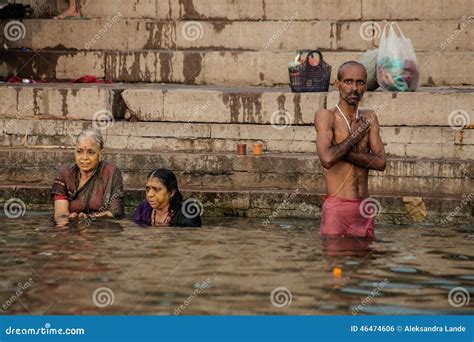 Os Peregrinos Hindu Tomam Um Banho Santamente No Rio Ganges Foto Editorial Imagem De
