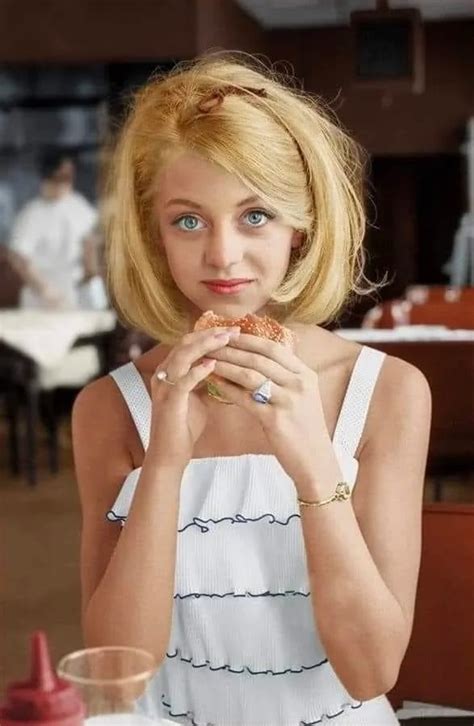 Big Eyed 18 Year Old Goldie Hawn Enjoys A Cheeseburger In 1964 🍔 R