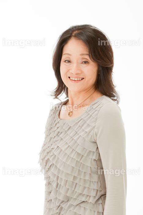 【笑顔の60代女性】の画像素材10032946 写真素材ならイメージナビ