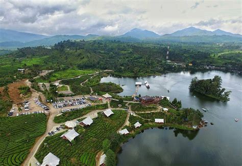 Sewa villa di ciwidey lebih gampang lewat traveloka. Glamping Lakeside Rancabali Ciwidey - Bandung