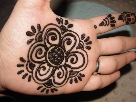 Girls out there, could there be anyone who doesn't like flower mehndi design for your hands and legs? 40 Glamorous Rose Flower Mehndi Designs 2020 - SheIdeas