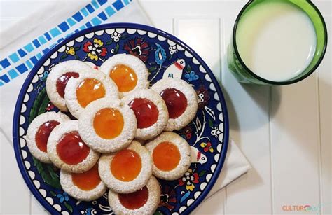 As already mentioned, these are shortbread cookies and though you'll find some recipes that call for eggs, eggs are not. Austrian Meringue Cookies / The Hirshon Viennese Spanische Windtorte in 2020 | British ...