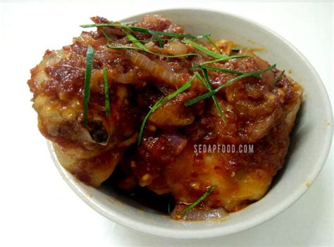 Resepi ayam masak merah yang ini diambil dari blog ana suzana yang dipelajari dari ayahnya yang merupakan seorang tukang masak bagi majlis kenduri kawin yang tersohor di kampung beliau. Resepi Ayam Masak Merah Yang Simple, Sedap Gila Dan Mudah