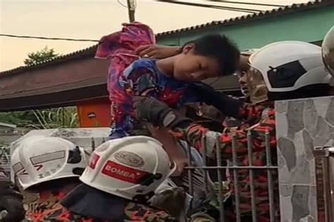 Naas Bokong Seorang Bocah 12 Tahun Tertancap Pagar Besi Kabar Buana