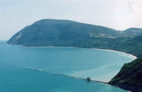 Il parco regionale naturale del conero è un'oasi ambientale nata attorno al monte conero, 572m di macchia mediterranea a picco sul mare. Monte Conero, Marche, Italy (con immagini) | Paesaggi ...