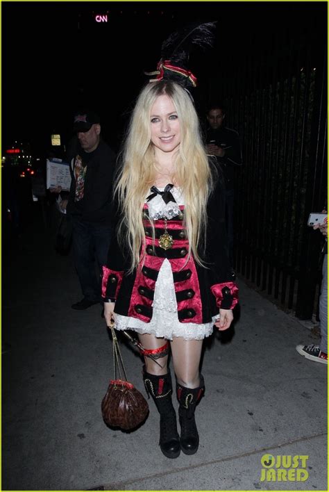 Avril Lavigne Is A Pretty Pirate For Just Jareds Halloween Party