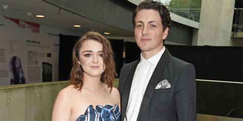 Maisie Williams Boyfriend Did Her Body Makeup For The Red Carpet