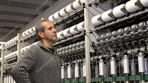 Engineer Is Looking At The Machines In Textile Factory — Stock Photo