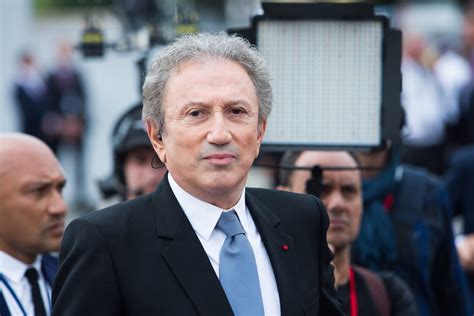 He is a producer and writer, known for vivement dimanche (1998), musique and music (1977) and la chaîne (1988). Michel Drucker : de nouveau opéré ? L'animateur rassure sur son état de santé