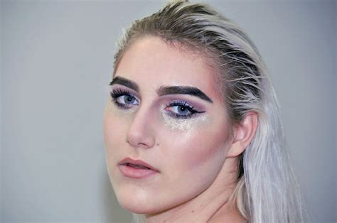Agnes Krown Festive Makeup 2 Glitter Shower