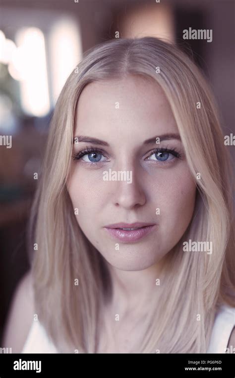 Female Blue Eyes Eye Contact Blond Banque De Photographies Et Dimages