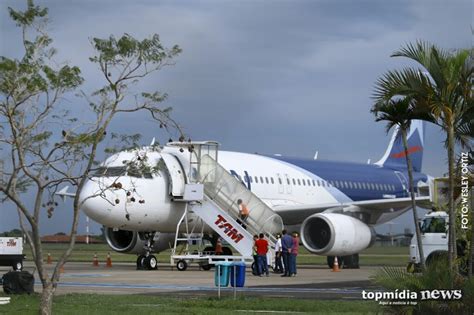 Só hoje, sábado, houve cerca de 16 mil voos cancelados na europa, na sequência do encerramento do espaço aéreo de vários países decorrente da nuvem de cinza vulcânica proveniente da islândia. Aeroporto opera normalmente, mas tem quatro voos ...