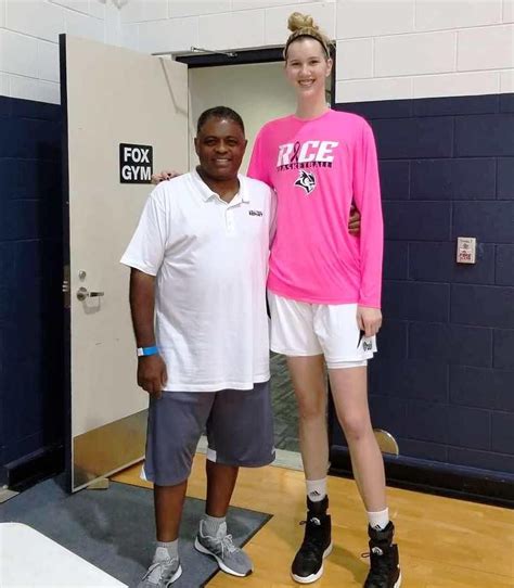 5ft11 180cm vs 6ft9 206 by zaratustraelsabio on deviantart tall women tall girl tall