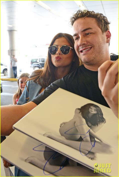 Selena Gomez Stops For Fans Before Flight Out Of Miami Photo 3626710 Selena Gomez Photos
