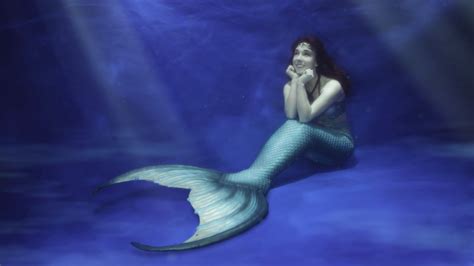 Professional Mermaid Michelle Roberts Explains What Its Like To Live