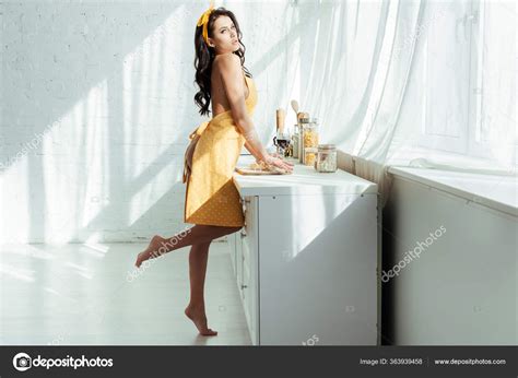 Vista Lateral Mujer Desnuda Apasionada Delantal Cocinar Masa Mirando C Mara Fotograf A De Stock