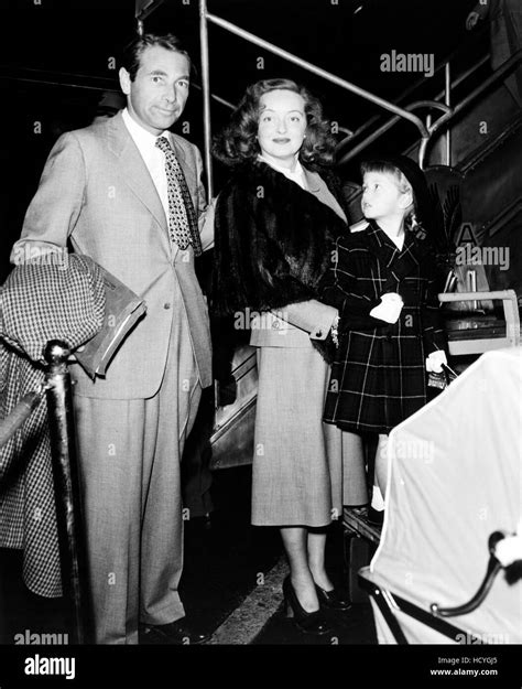 Gary Merrill Gauche Et épouse Bette Davis Avec Enfants Barbara Merrill Aka B D Hyman Et