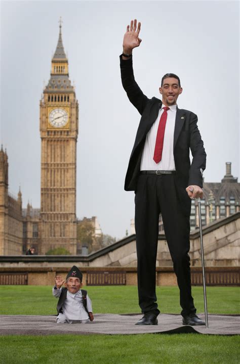 Worlds Tallest And Shortest Men Meet For Guinness World Records Day