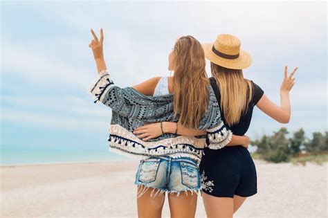 Schöne Junge Hipster Frauen Im Urlaub Am Tropischen Strand Stilvolles Sommeroutfit Glücklich