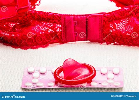 pillen en condoom met kantlingerie stock afbeelding image of bustehouder liefde 56508499