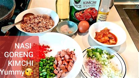 Biasanya ambil resep dari maangchi, di maangchi juga ada sih resep nya ini tapi beda bahan, yg saya buat ini insya allah lebih simple bahannya. RESEP NASI GORENG KIMCHI KOREA HALAL//Kimchi Fried Rice - YouTube