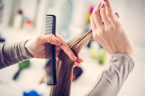 Notre experte cheveux suggère de miser sur des coiffures qui auront du volume au niveau des temples et des pommettes. Forme visage : comment bien choisir sa coupe de cheveux
