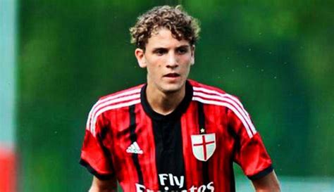 Manuel locatelli could not hold back the tears, so he stood in the middle of the pitch at san siro and blubbed. Ag. Locatelli: 'Resta al Milan, le offerte ...
