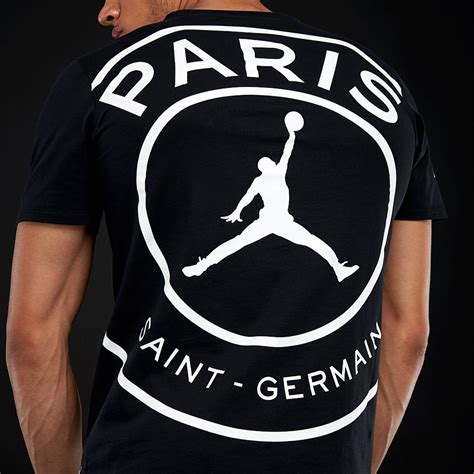 Our psg shirt selection includes lots of variations on the classic blue and red home strip of the french giants and we also have shorts, socks, jackets, assorted training apparel and original name sets. Jordan Paris Saint-Germain SS Logo Tee - Black/White ...